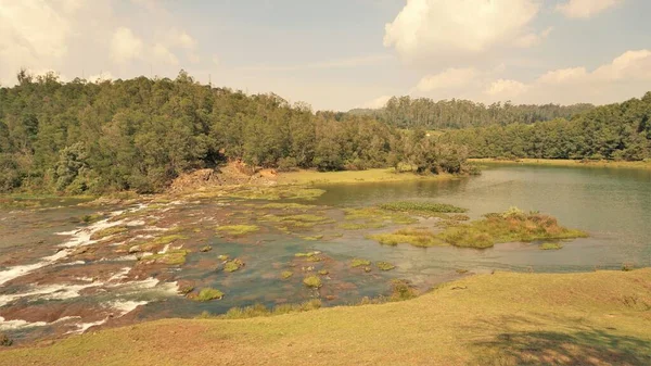 Pykara Şelaleleri, Ooty, Tamilnadu 'nun güzel manzaraları. Gün batımında akan su. Güney Hindistan ve Asya 'daki en iyi balayı yeri..