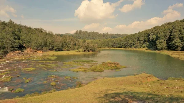 Pykara Şelaleleri, Ooty, Tamilnadu 'nun güzel manzaraları. Gün batımında akan su. Güney Hindistan ve Asya 'daki en iyi balayı yeri..