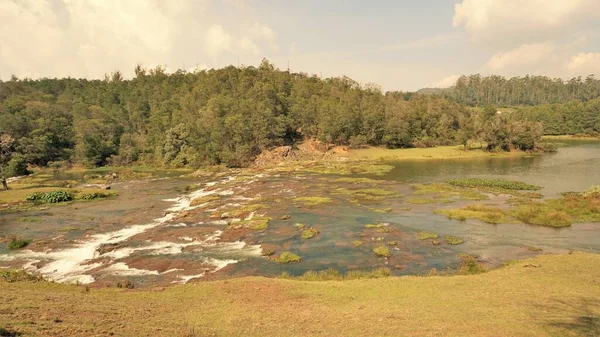Pykara Şelaleleri, Ooty, Tamilnadu 'nun güzel manzaraları. Gün batımında akan su. Güney Hindistan ve Asya 'daki en iyi balayı yeri..