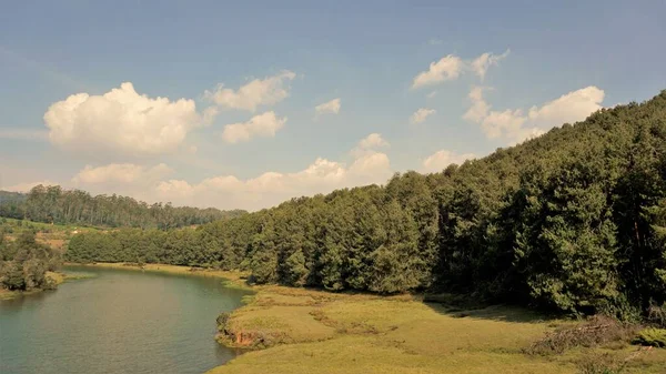 Pykara Şelaleleri, Ooty, Tamilnadu 'nun güzel manzaraları. Gün batımında akan su. Güney Hindistan ve Asya 'daki en iyi balayı yeri..