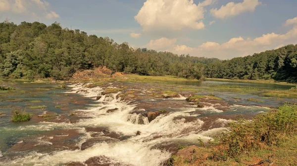 Pykara Şelaleleri, Ooty, Tamilnadu 'nun güzel manzaraları. Gün batımında akan su. Güney Hindistan ve Asya 'daki en iyi balayı yeri..