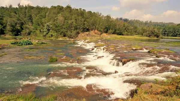 Pykara Şelaleleri, Ooty, Tamilnadu 'nun güzel manzaraları. Gün batımında akan su. Güney Hindistan ve Asya 'daki en iyi balayı yeri..