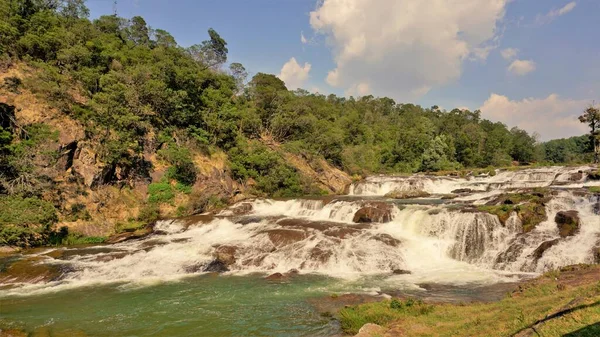 Pykara Şelaleleri, Ooty, Tamilnadu 'nun güzel manzaraları. Gün batımında akan su. Güney Hindistan ve Asya 'daki en iyi balayı yeri..