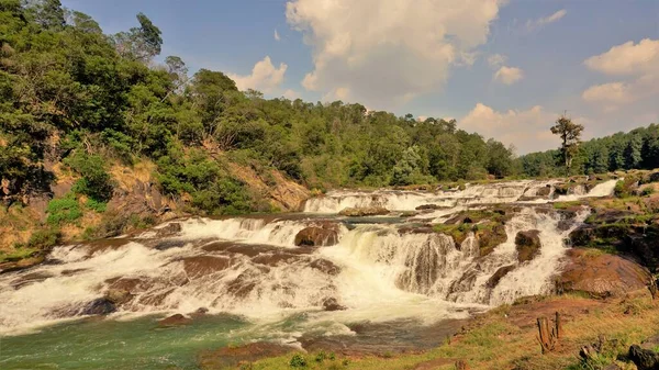 Pykara Şelaleleri, Ooty, Tamilnadu 'nun güzel manzaraları. Gün batımında akan su. Güney Hindistan ve Asya 'daki en iyi balayı yeri..