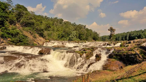 Pykara Şelaleleri, Ooty, Tamilnadu 'nun güzel manzaraları. Gün batımında akan su. Güney Hindistan ve Asya 'daki en iyi balayı yeri..