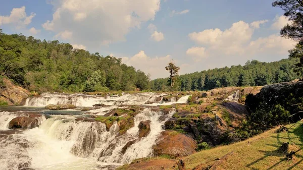 Pykara Şelaleleri, Ooty, Tamilnadu 'nun güzel manzaraları. Gün batımında akan su. Güney Hindistan ve Asya 'daki en iyi balayı yeri..