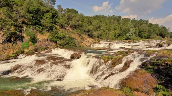 Pykara Şelaleleri, Ooty, Tamilnadu 'nun güzel manzaraları. Gün batımında akan su. Güney Hindistan ve Asya 'daki en iyi balayı yeri..