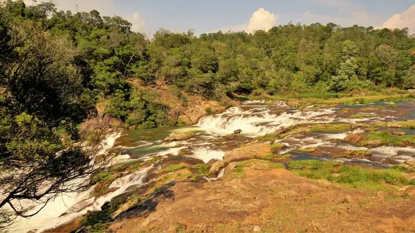 Pykara Şelaleleri, Ooty, Tamilnadu 'nun güzel manzaraları. Gün batımında akan su. Güney Hindistan ve Asya 'daki en iyi balayı yeri..