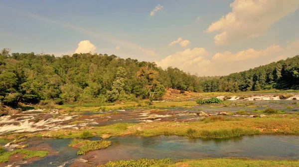 Pykara Şelaleleri, Ooty, Tamilnadu 'nun güzel manzaraları. Gün batımında akan su. Güney Hindistan ve Asya 'daki en iyi balayı yeri..