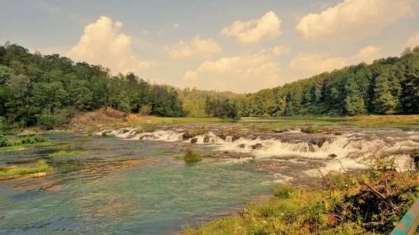 Pykara Şelaleleri, Ooty, Tamilnadu 'nun güzel manzaraları. Gün batımında akan su. Güney Hindistan ve Asya 'daki en iyi balayı yeri..