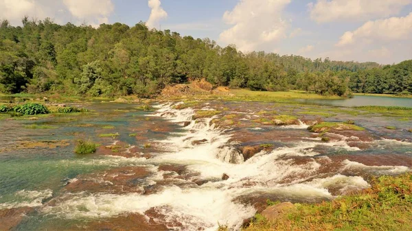 Pykara Şelaleleri, Ooty, Tamilnadu 'nun güzel manzaraları. Gün batımında akan su. Güney Hindistan ve Asya 'daki en iyi balayı yeri..