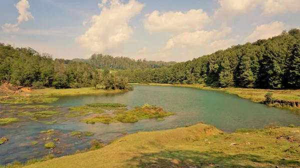 Pykara Şelaleleri, Ooty, Tamilnadu 'nun güzel manzaraları. Gün batımında akan su. Güney Hindistan ve Asya 'daki en iyi balayı yeri..