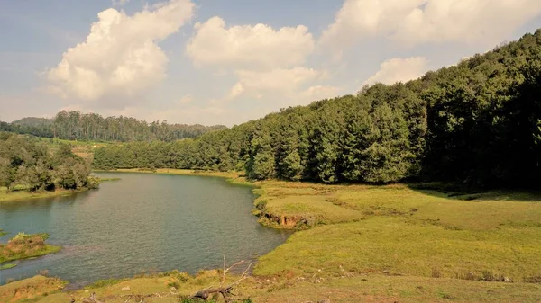 Pykara Şelaleleri, Ooty, Tamilnadu 'nun güzel manzaraları. Gün batımında akan su. Güney Hindistan ve Asya 'daki en iyi balayı yeri..