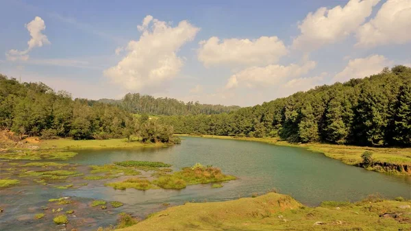 Pykara Şelaleleri, Ooty, Tamilnadu 'nun güzel manzaraları. Gün batımında akan su. Güney Hindistan ve Asya 'daki en iyi balayı yeri..