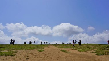 Ooty, Tamilnadu, Hindistan-Haziran 04-22: Wenlock Downs 9. Mil Atış Noktası olarak bilinen yerde güzel yeşil çimlerin keyfini çıkaran turistler.