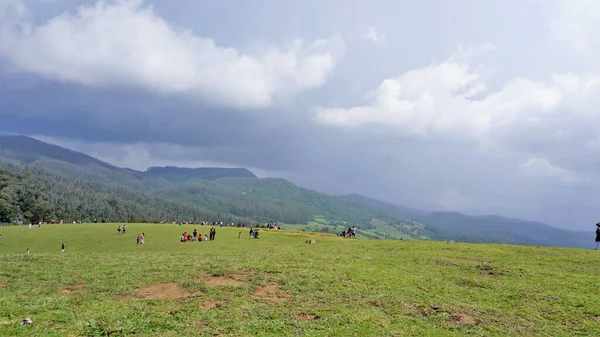 Ooty Tamilnadu India June 2022 游客们在泥泞的射击场欣赏美丽的绿色高耸的草坪 这个射击场就是俗称的温洛克敦第9英里射击点 — 图库照片