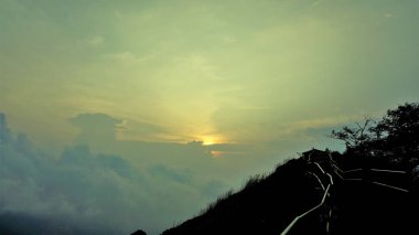 İğne Kayası manzaralı ya da intihar noktalı güzel manzaralı bir yer. Sis, doğal orman ve dağ manzarasıyla kaplı yürüyüş yeri. Güneşin doğuşunu ve batışını izlemek için en iyi yer.