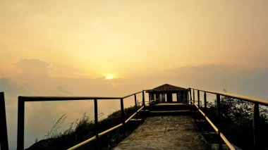 İğne Kayası manzaralı ya da intihar noktalı güzel manzaralı bir yer. Sis, doğal orman ve dağ manzarasıyla kaplı yürüyüş yeri. Güneşin doğuşunu ve batışını izlemek için en iyi yer.