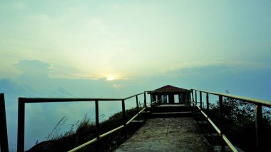 İğne Kayası manzaralı ya da intihar noktalı güzel manzaralı bir yer. Sis, doğal orman ve dağ manzarasıyla kaplı yürüyüş yeri. Güneşin doğuşunu ve batışını izlemek için en iyi yer.