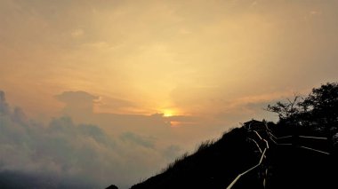 İğne Kayası manzaralı ya da intihar noktalı güzel manzaralı bir yer. Sis, doğal orman ve dağ manzarasıyla kaplı yürüyüş yeri. Güneşin doğuşunu ve batışını izlemek için en iyi yer.