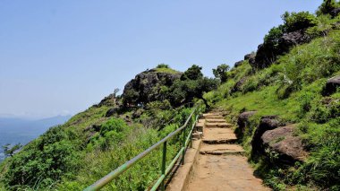 Güneşli bir günde Needle Rock manzaralı güzel bir manzara ya da intihar noktası. Nilgiris ya da Ooty 'de turistler için en iyi yürüyüş, yürüyüş ve takılma yeri. Balayı ve aile zamanı için Güney Hindistan 'ın en iyi turizm beldesi..