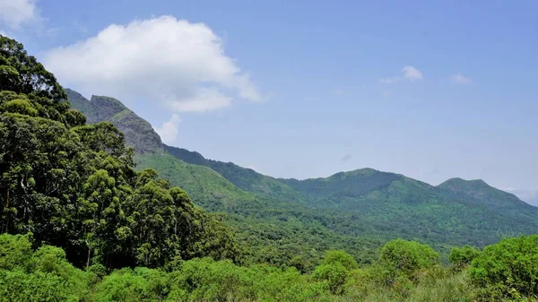 奥蒂美丽的风景 绿山覆盖在岩石上 天空清澈 家庭时间和放松的最佳场所 — 图库照片