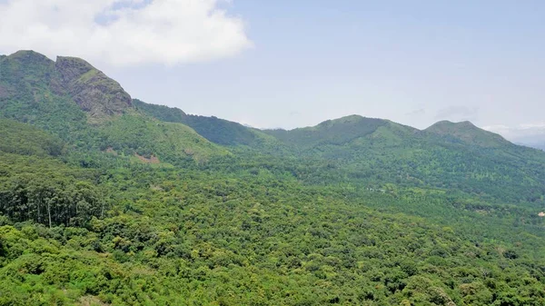 ウーティの美しい風景 岩の上に緑のカバーとクリア曇りの空の山 家族の時間とリラクゼーションに最適な場所 — ストック写真