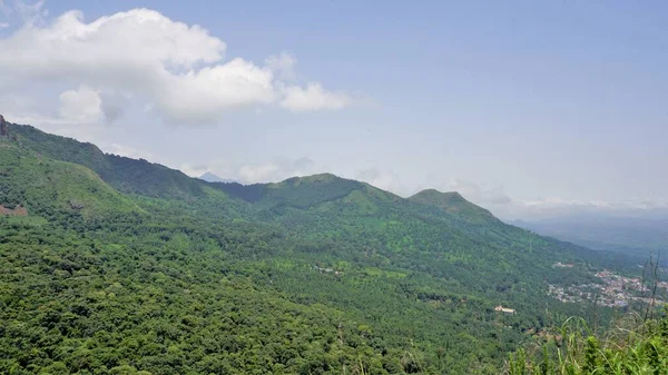 Красивые Пейзажи Ути Горы Зеленым Покрытием Скалах Ясным Облачным Небом — стоковое фото