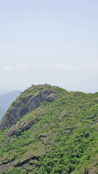 Hermosos Paisajes Ooty Montañas Con Cubierta Verde Sobre Rocas Cielo —  Fotos de Stock