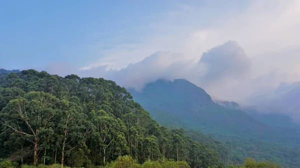 Piękne Krajobrazy Ooty Góry Zieloną Osłoną Skałach Przejrzyste Zachmurzone Niebo — Zdjęcie stockowe