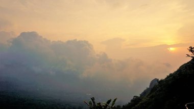Altın saat boyunca, bulutlu bir günde Ooty 'de gün batımının güzel manzarası. Hafta sonlarını, balayını, aile zamanını ve emeklilik gezisini geçirmek için mükemmel bir yer..