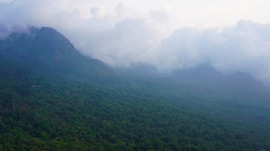 Altın saat boyunca, bulutlu bir günde Ooty 'de gün batımının güzel manzarası. Hafta sonlarını, balayını, aile zamanını ve emeklilik gezisini geçirmek için mükemmel bir yer..