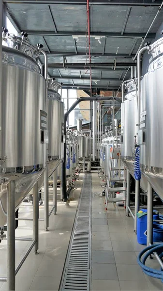 Row Shiny Metal Micro Brewery Tanks Fermentation Mash Vats Brewery — Foto de Stock