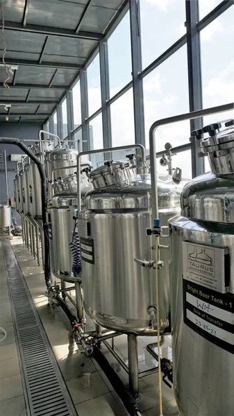 Row Shiny Metal Micro Brewery Tanks Fermentation Mash Vats Brewery — Foto de Stock