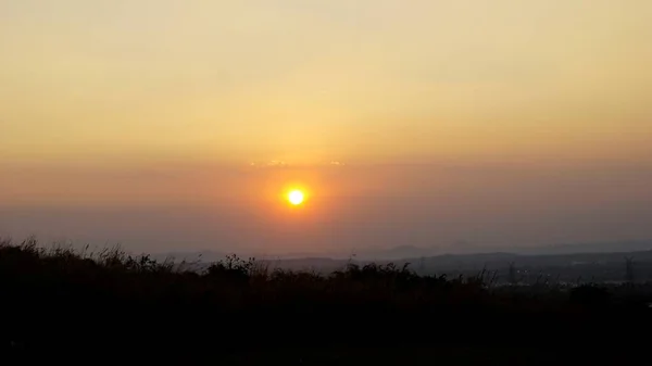 Landskapsfotografering Solnedgången Bakom Växter Och Buskar Bakgrund Naturskön Utsikt Från — Stockfoto