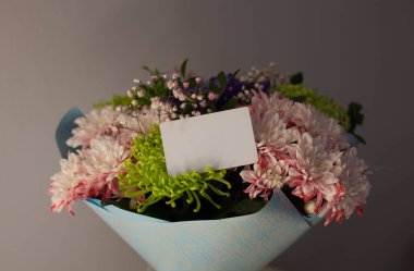 Çiçek buketindeki güzel beyaz hediye kartı. Logo için yeri olan çiçekli indirimli kart modeli. Çiçekçi dükkanı için sadakat programı. Doğum günü, tarih ya da diğer özel durumlar için renkli çiçekler.