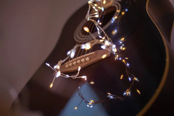 Рождество Музыкальной Школе Акустический Гитарный Макро Волшебными Огнями Музыкальный Инструмент — стоковое фото