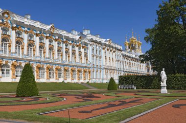 Tsarskoe selo, Puşkin kasabası, St. Petersburg, Rusya 17 Temmuz 2020: Catherine Sarayı - Rus Çarları 'nın eski yaz imparatorluk konutu. Güneşli bir gün, açık mavi gökyüzü. Meşhur turistik cazibe.