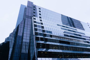 Gökyüzüne karşı güzel gökdelenler, modern gökdelenlerin manzarası