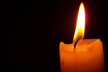 Vela encendida en la osandidad