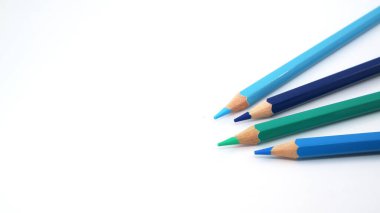 Beyaz arka plana karşı renkli kalemleri kapat. Okul konseptine geri dönelim. Okul ve yaratıcılık kavramı  