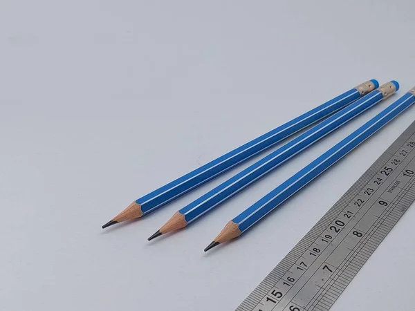 蓝铅笔在白色背景下的特写镜头 — 图库照片