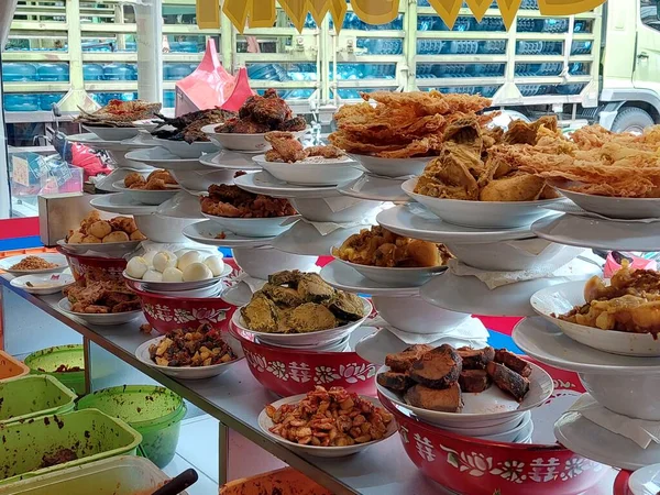 Παραδοσιακά Πιάτα Minang Σερβίρουν Στο Πιάτο Στο Εστιατόριο Padang — Φωτογραφία Αρχείου