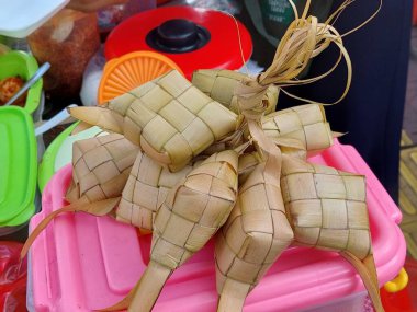 Ketupat, Ketupat veya pirinç köftesi, bayram döneminde yerel bir lezzettir..