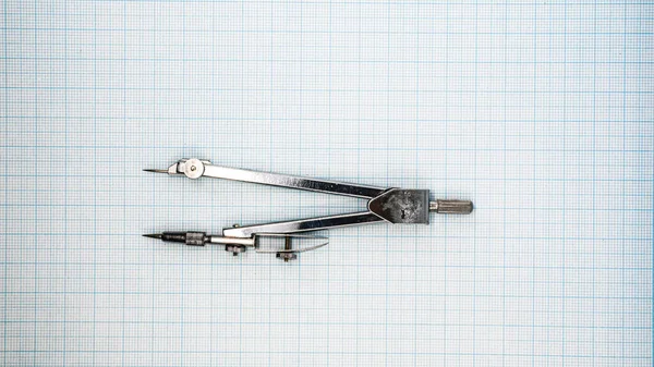 Sanatçı, mimar, mühendis veya öğrencilerin kullandığı profesyonel pusula, metalik hassasiyet aracı beyaz cilt üzerinde izole edilmiş daireler oluşturur