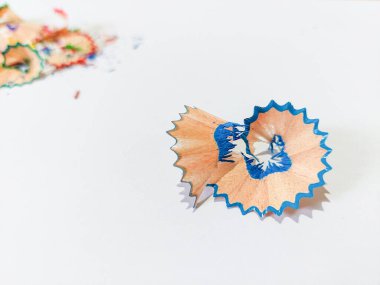 Tahta renkli kalem keskinleştirme talaşları beyaz izole arkaplan, üst görünüm, kopyalama alanı, beyaz boşluk