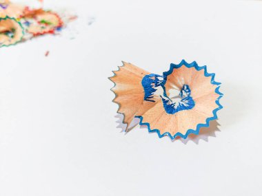 Tahta renkli kalem keskinleştirme talaşları beyaz izole arkaplan, üst görünüm, kopyalama alanı, beyaz boşluk