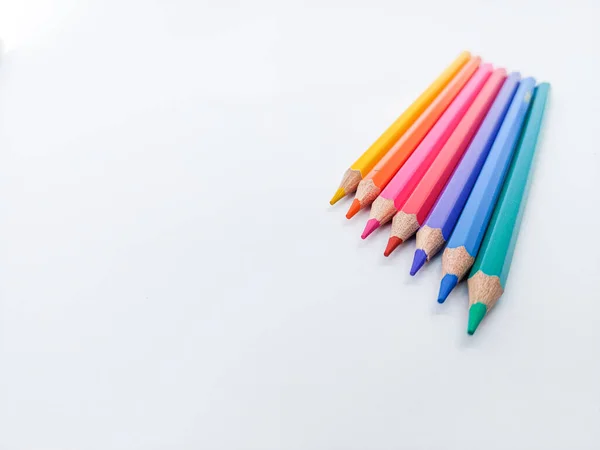 Çapraz Bir Çizgide Beyaz Bir Zemin Üzerinde Tahta Renkli Kalemler — Stok fotoğraf