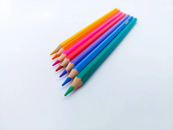 Çapraz Bir Çizgide Beyaz Bir Zemin Üzerinde Tahta Renkli Kalemler — Stok fotoğraf