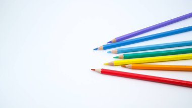 Beyaz üzerine bir sürü keskin renkli kalem.